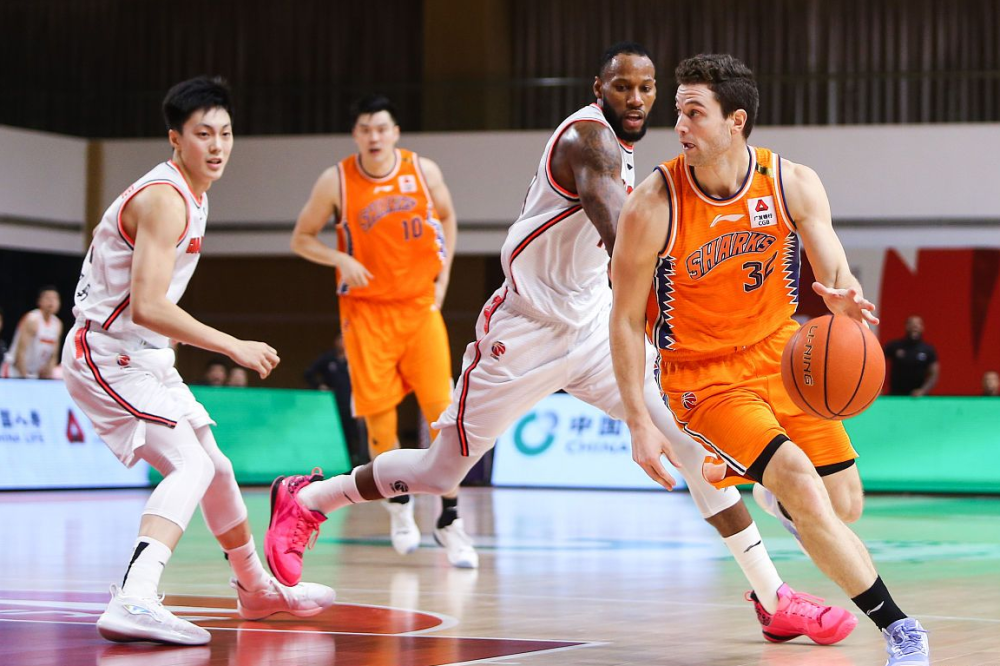 今晨荷甲传出新动向,广东宏远队长鼓劲,管理层表态——话题不断,赛程密集仍需轮换 今晨荷甲传出新动向,广东宏远队长鼓劲,管理层表态——话题不断,赛程密集仍需轮换