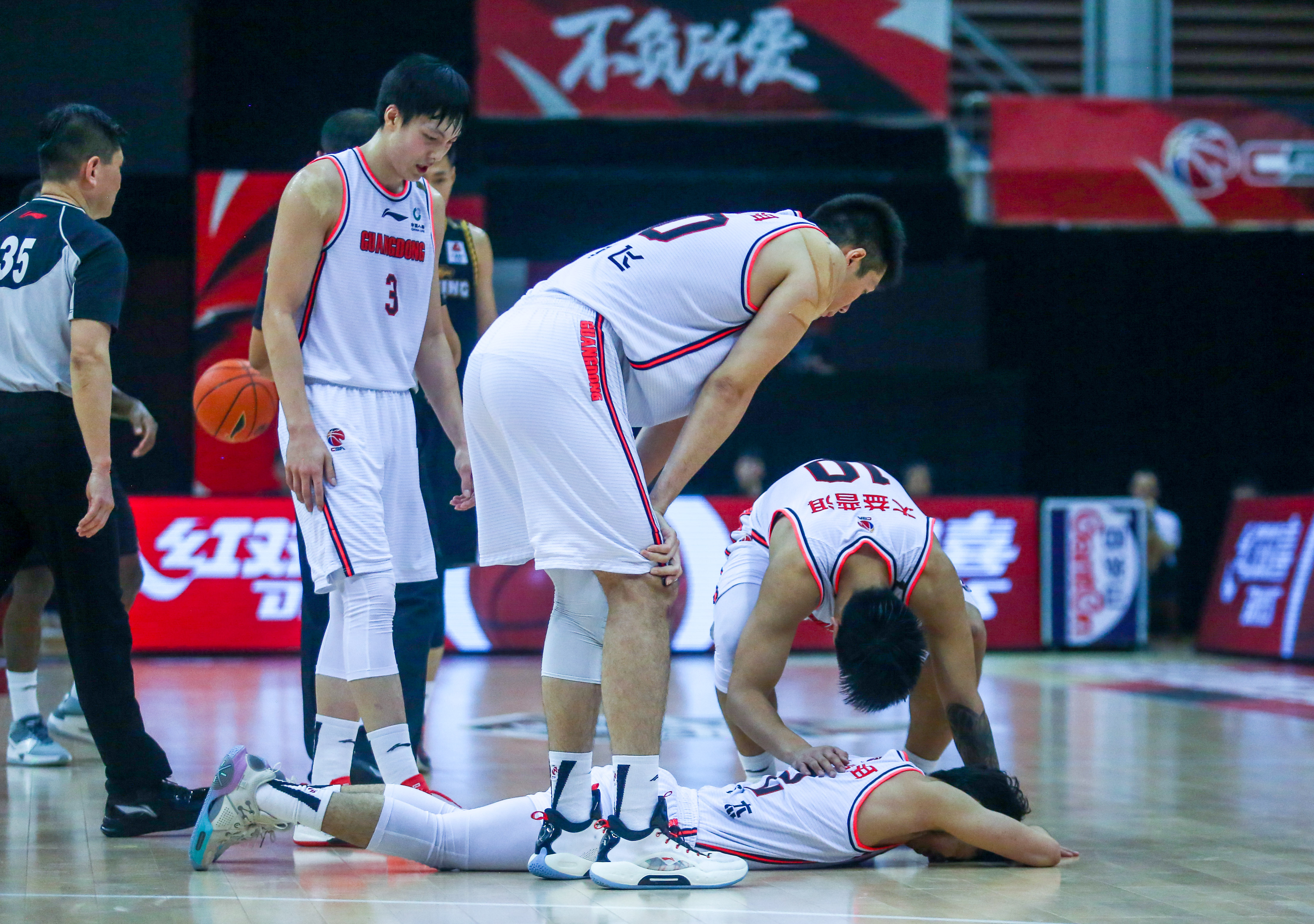 关键时刻斯图加特备战足总杯，篮板制胜细节曝光，压力陡增，团队化学反应显著的简单介绍-爱游戏娱乐